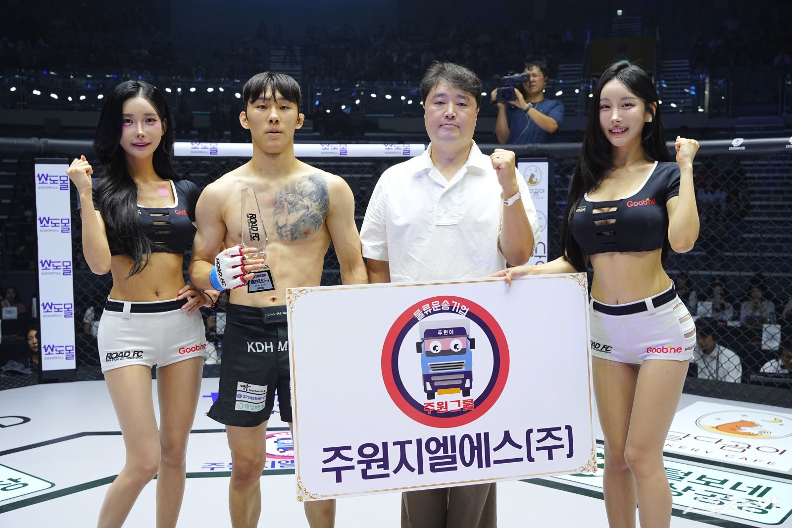 김선식 주원지엘에스 대표, 로드FC -60㎏ 계약체중 경기 승자 정해완에게 승리 기념 트로피 시상