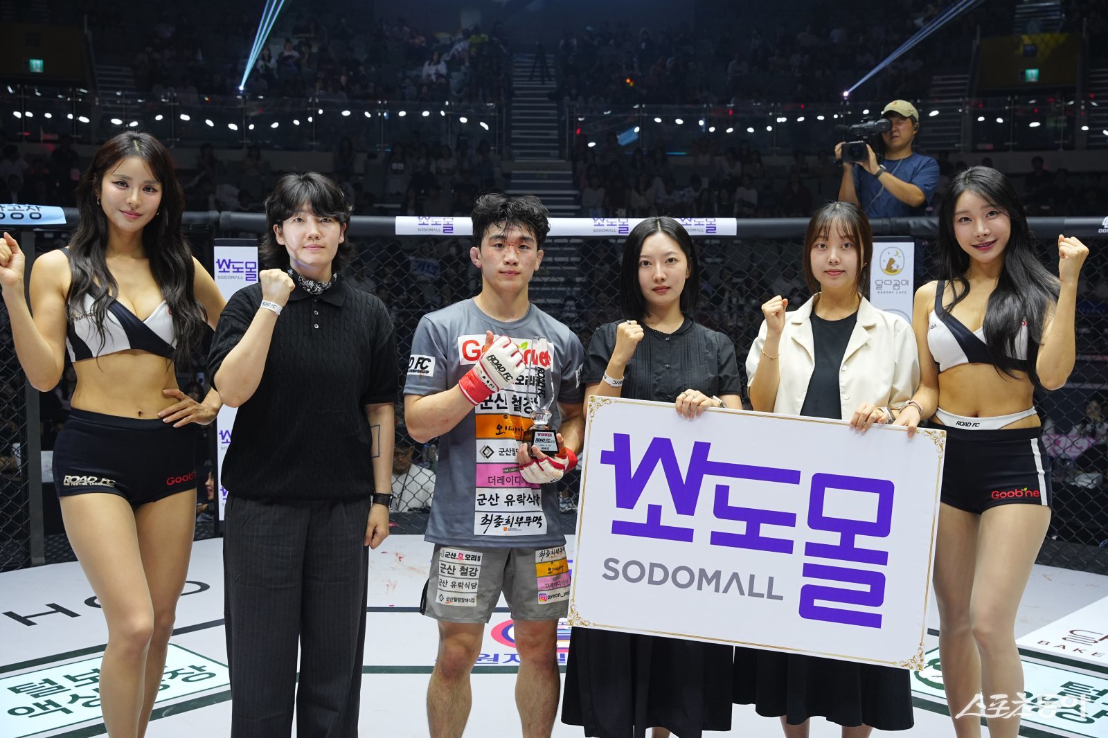 로드FC 코메인이벤트 승자 편예준에게 승리 기념 트로피 시상하는 소도몰 구선우-정다홍-권이진 프로