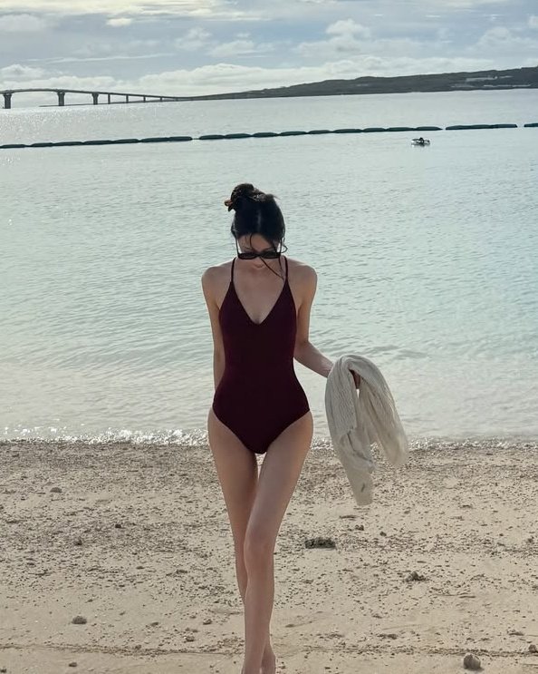 있지 유나, 황금 골반 이 정도였어?…과감 수영복 자태 [DA★]