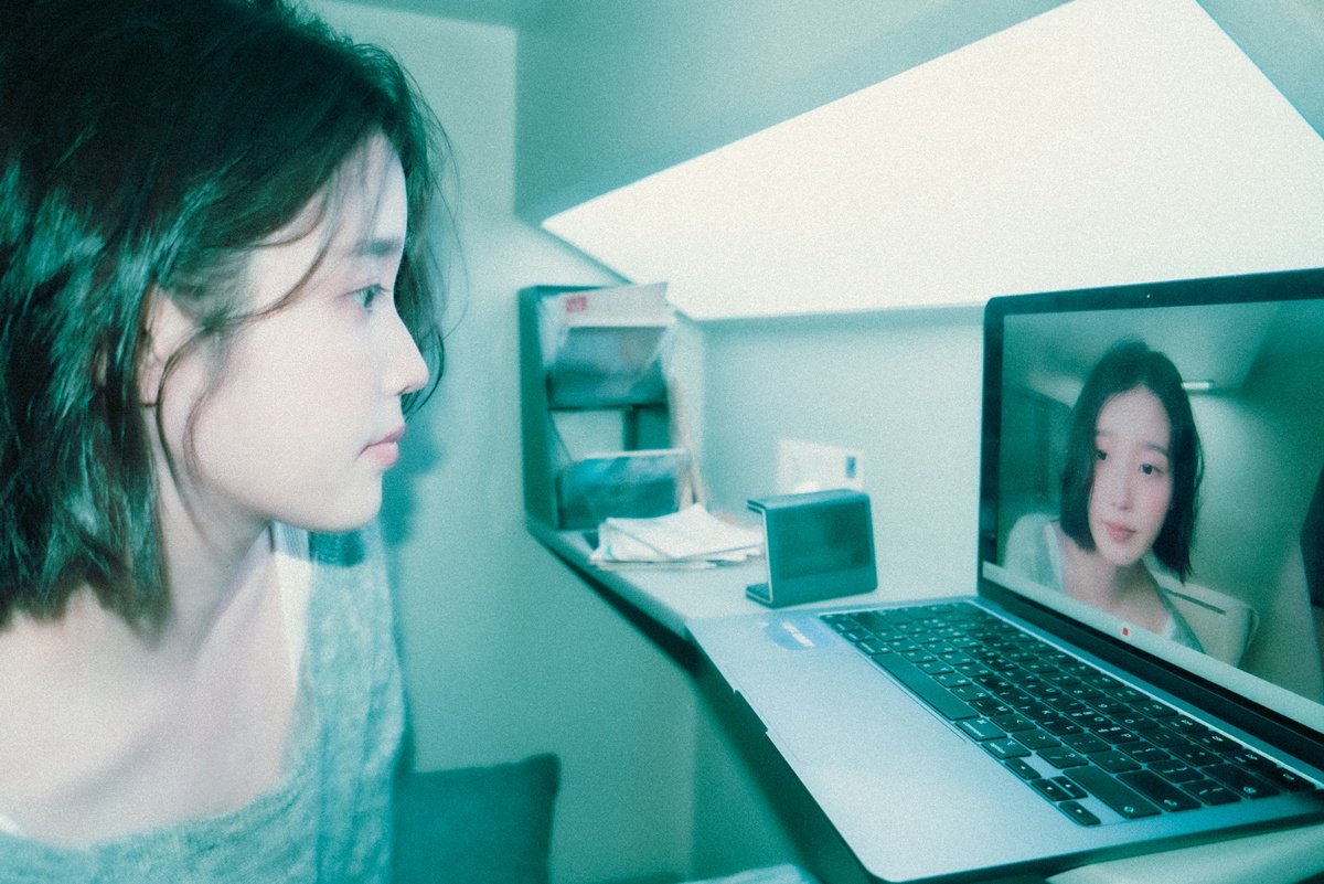아이유, 우주복 입고 단발 변신…‘이 별로부터’ 콘셉트 포토 공개