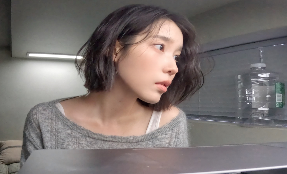 아이유, 긴 머리 싹둑…컴백 앞두고 깜짝 단발 변신