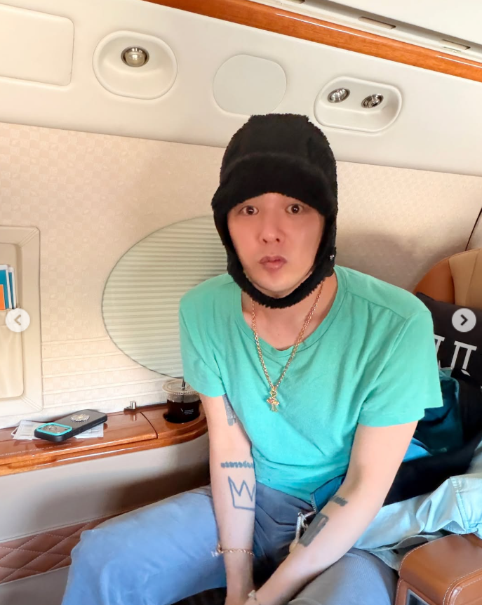 지드래곤, 전용기 안에서 대성과 포착…넓은 소파·우드 인테리어 ‘초호화 스케일’ [SD셀픽]