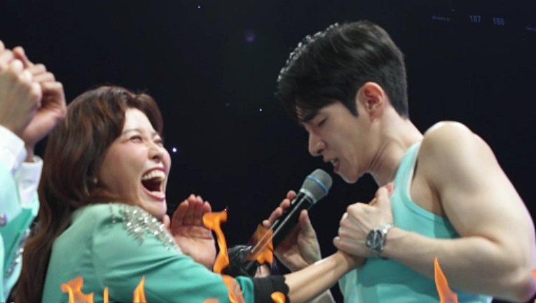 라이언, 가슴까지 내주는 파격 무대… 현장 난리 (전설의 사내)
