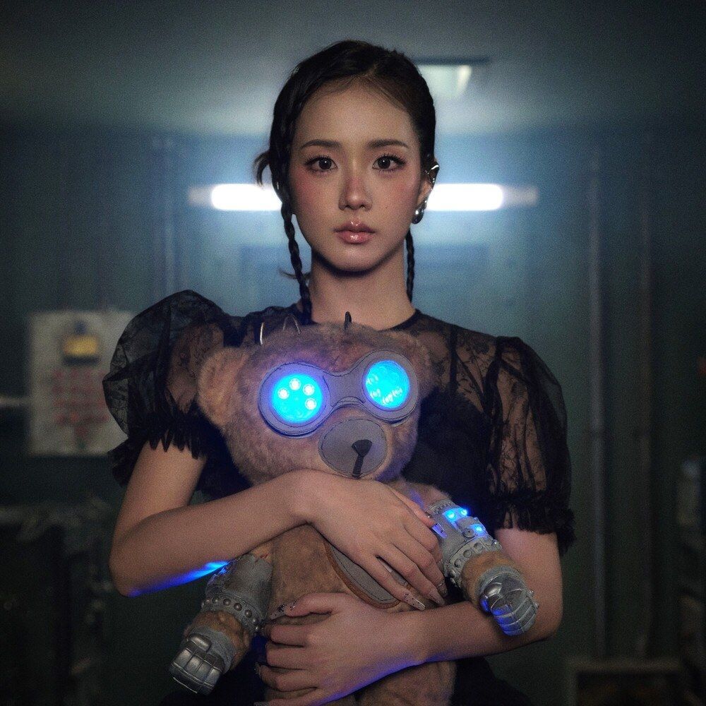 ‘꽃’ 들던 지수가 사이보그가 됐다…솔로 3년, 비주얼 문법 뒤집었다