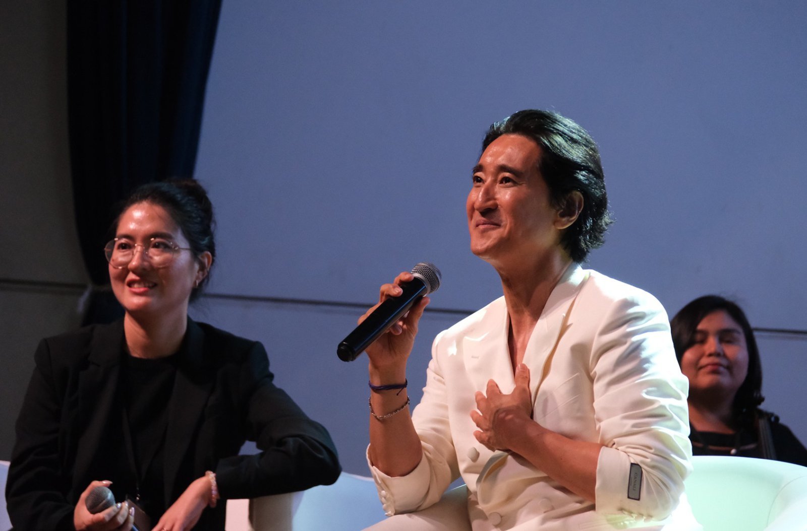 페루 팬미팅 무대에 오른 배우 신현준이 현지 팬들의 환호에 화답하고 있다. 사진제공｜HJFILM