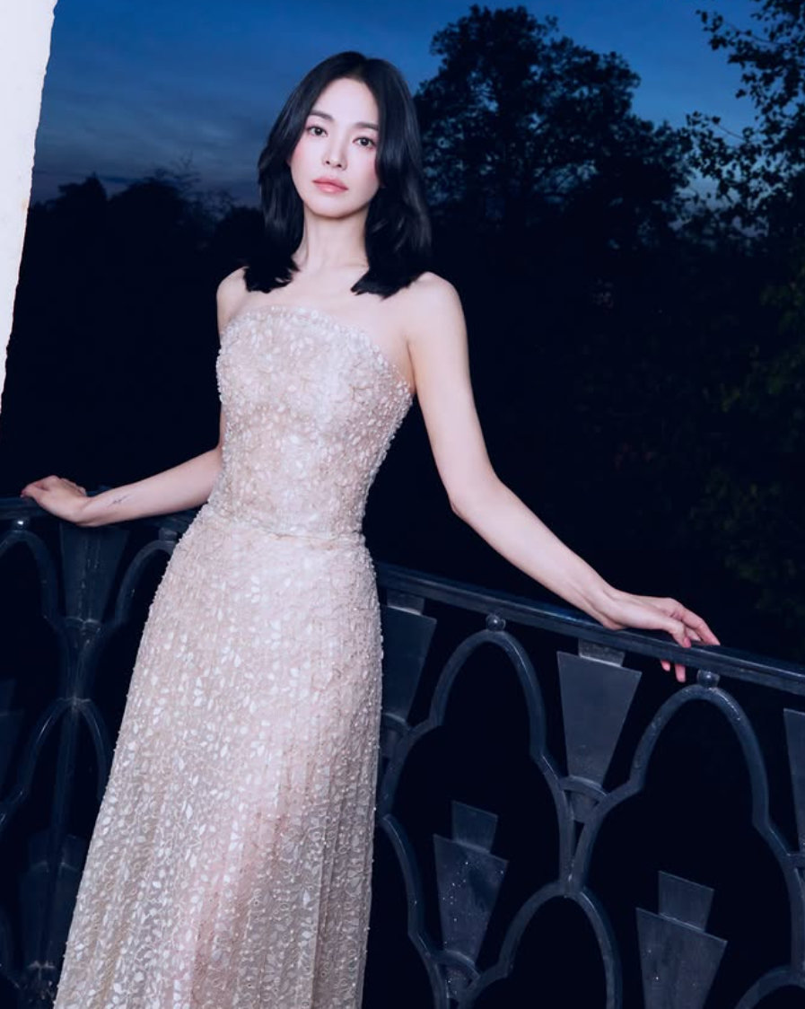 44세 송혜교, 누드톤 드레스 우아하게 소화…독보적인 분위기
