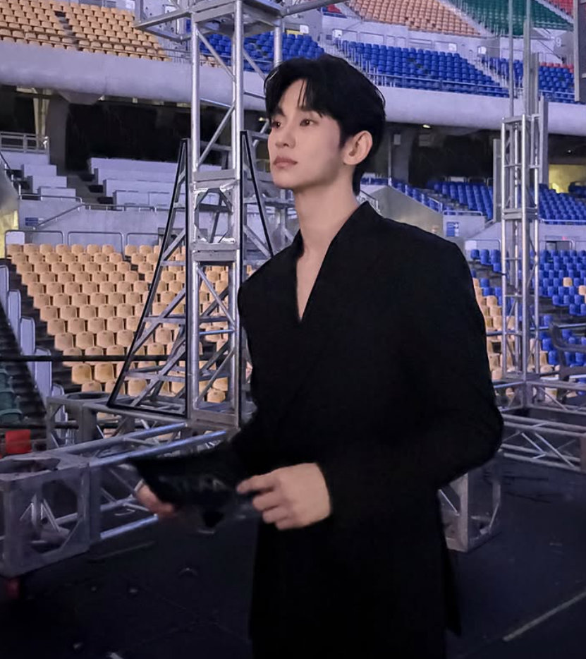 ‘활동 재개’ 김수현, 빈 객석 앞에서 ‘아련한 눈빛’