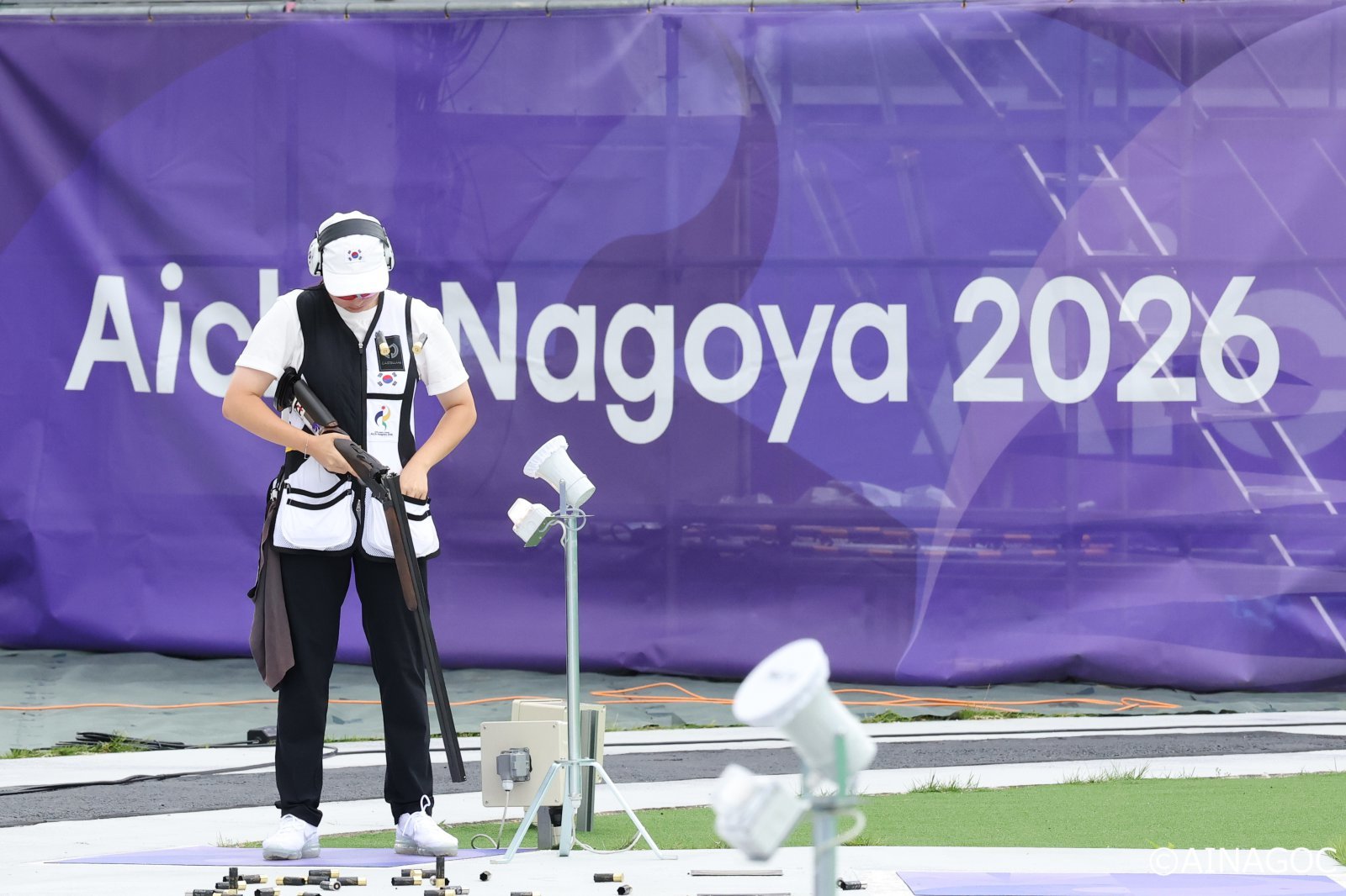 한국 사격대표팀 장국희(가운데)가 23일 아이치현 종합사격장서 열린 2026아이치·나고야아시안게임 여자 스키트 개인전 결선서 장전하고 있다. 사진제공｜2026아이치·나고야아시안게임 조직위원회