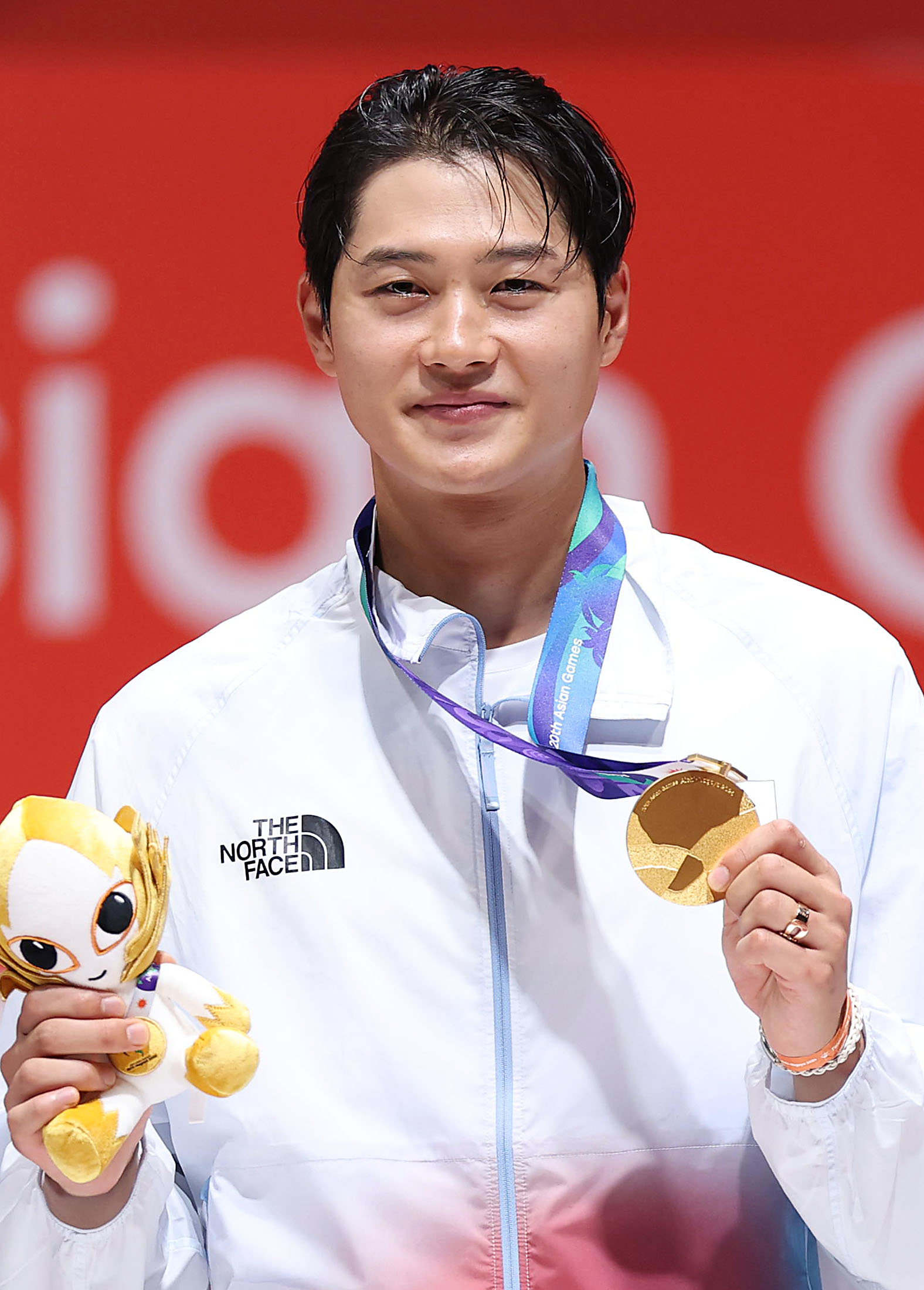 펜싱 ‘최강’ 오상욱, AG 남자 사브르 개인전 2연패…“타이틀 지켜야 한다는 부담 컸다”