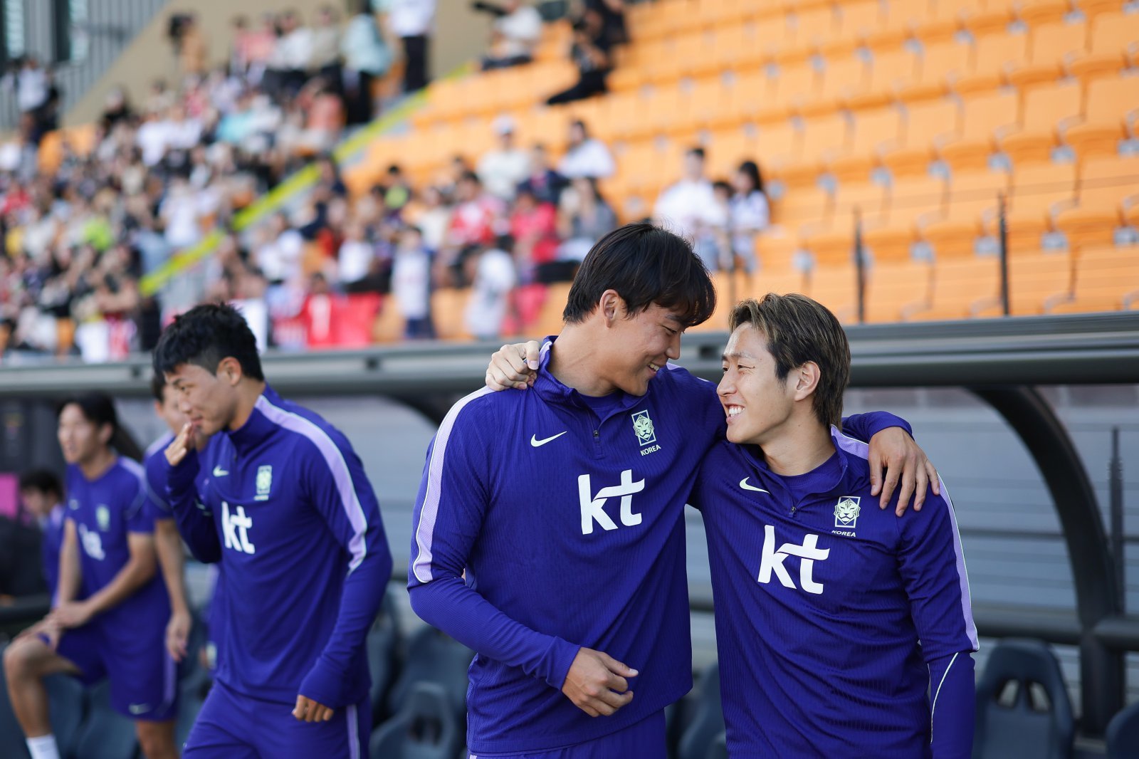 축구국가대표팀 공격수 오현규(가운데)와 미드필더 이강인이 22일 코리아풋볼파크서 어깨동무하고 있다. 사진제공|대한축구협회