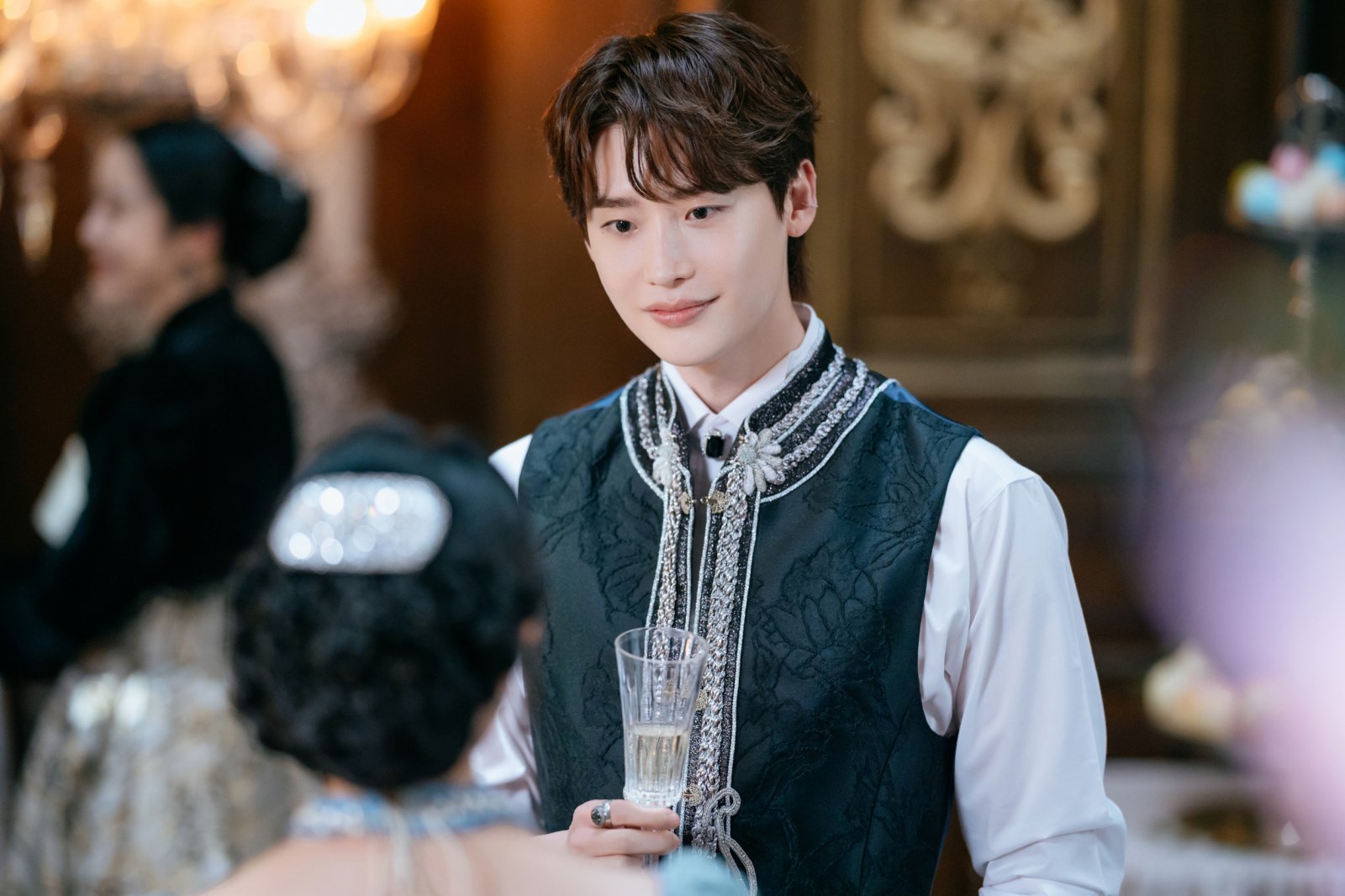 이종석, 진짜 왕자님 등장…신비로운 분위기 (재혼 황후)