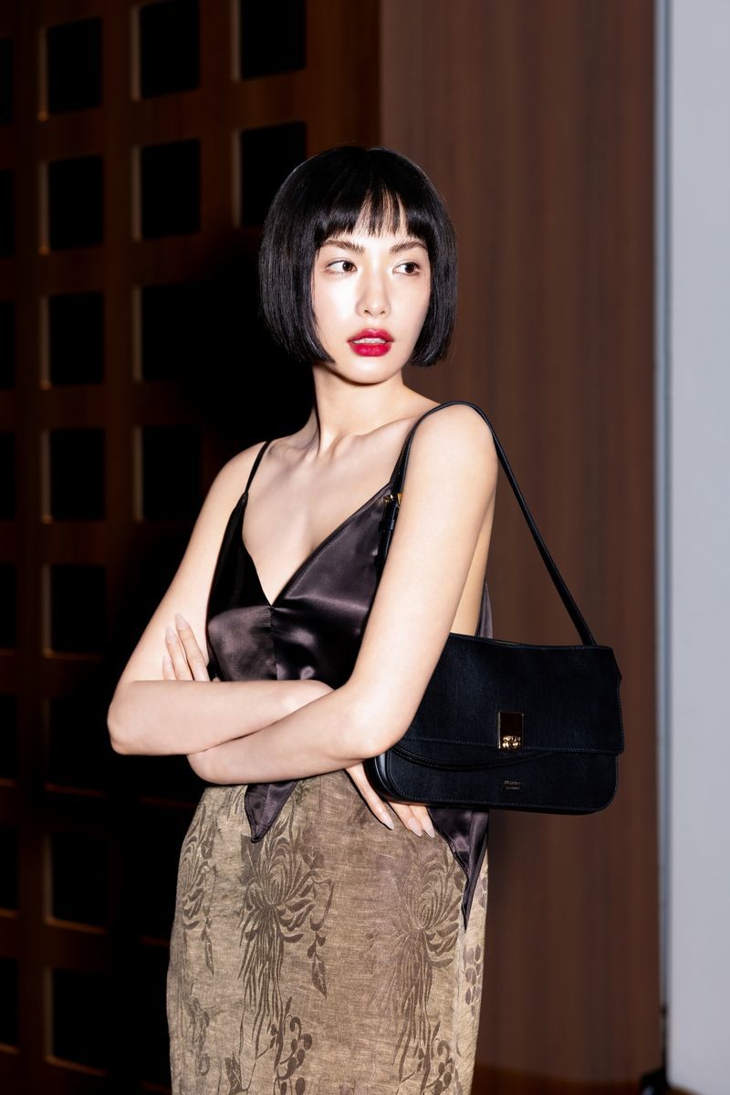 나나, 슬립 드레스 하나로 끝…밀라노 홀린 고혹美