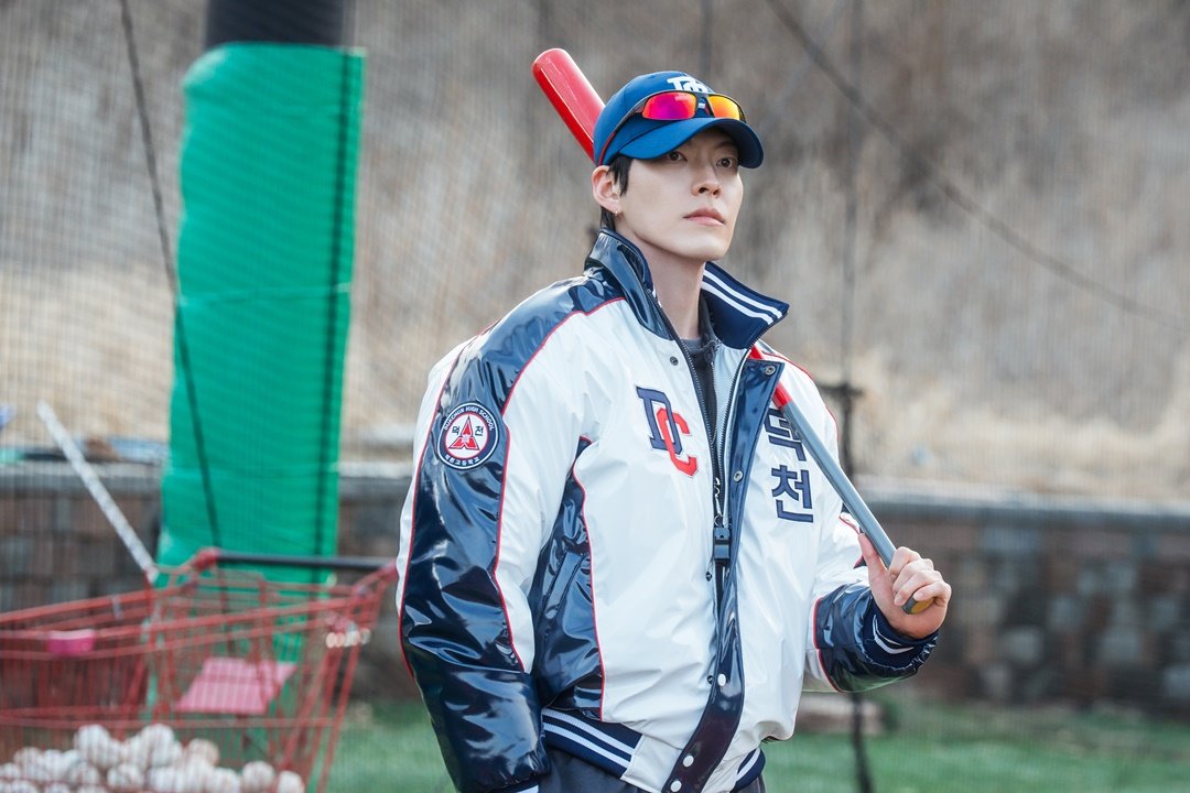 김우빈, 이번엔 야구 감독님이세요…방망이도 들었다 (기프트)