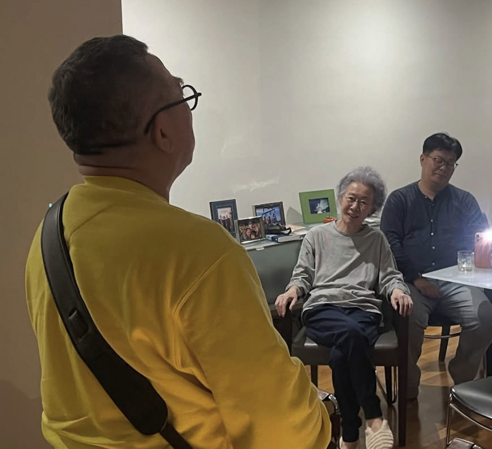 윤여정, 자택서 조촐한 팔순 파티…오스카 트로피와 함께