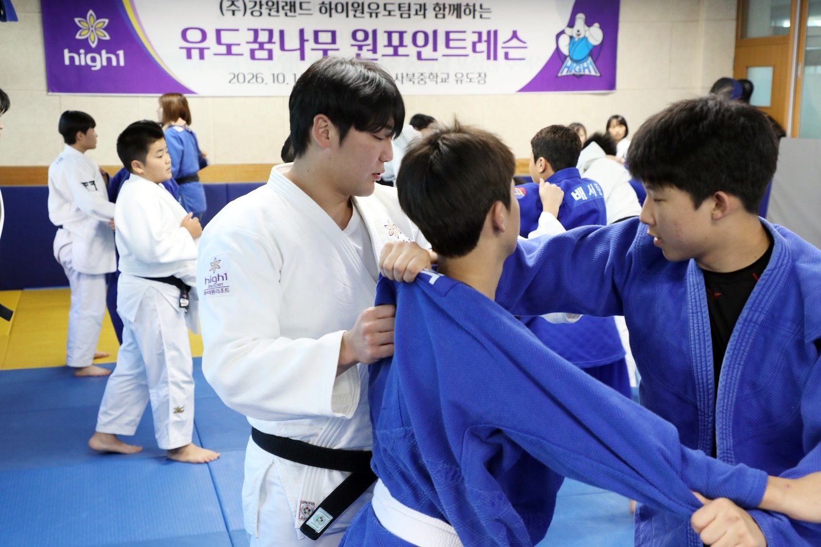  지난 14일 사북중학교 유도장에서 하이원유도팀의 재능기부로 진행된 유도 꿈나무 원포인트 레슨. 사진 왼쪽은 한주엽 선수다. 사진제공｜강원랜드