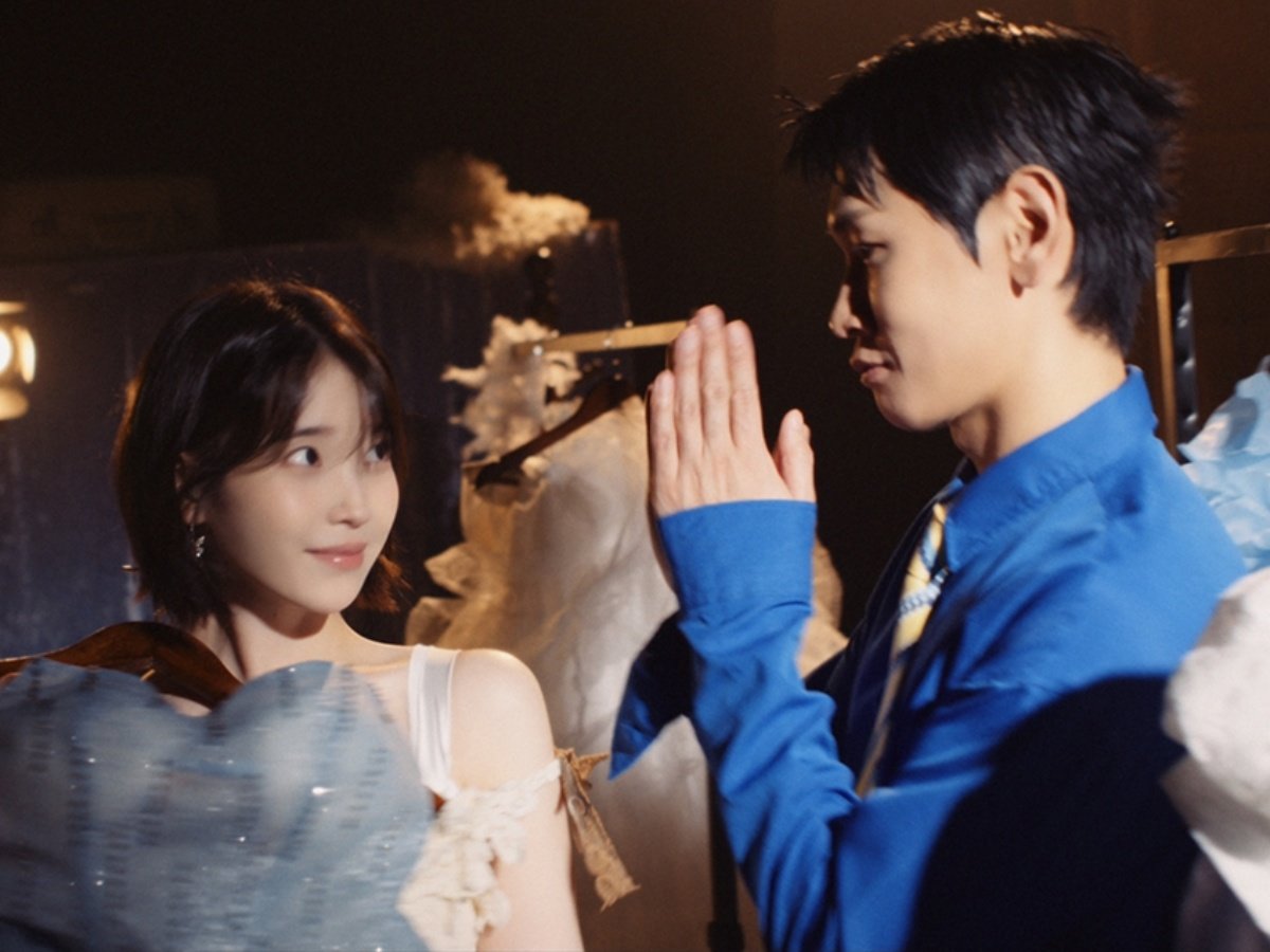 크러쉬·아이유, 장난치다 묘한 기류…‘삐그덕’ MV 속 달달한 케미