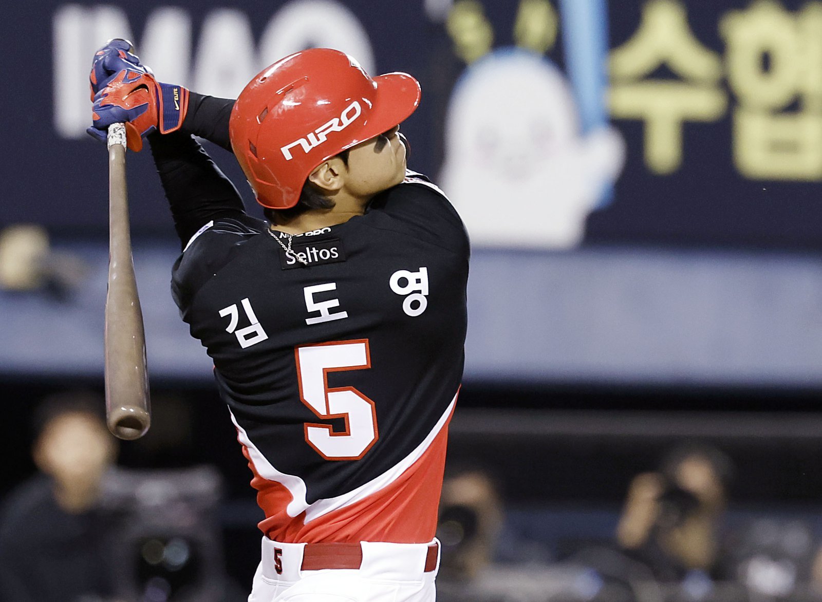 KIA 김도영이 20일 잠실구장서 열린 LG와 준PO 3차전 2회초 1사 만루서 홈런을 친 뒤 때려내고 있다. 잠실｜뉴시스