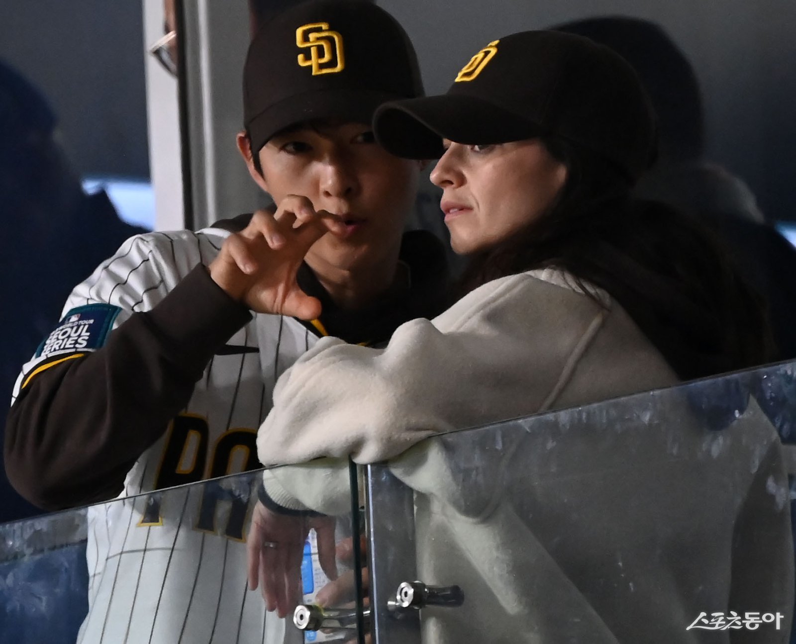 21일 서울 고척스카이돔에서 ‘메이저리그 월드투어 서울시리즈 2024’ SD 파드리스와 LA 다저스 열렸다. 송중기가 아내 케이티와 관전을 하고 있다. 고척 | 김종원 기자 won@donga.com