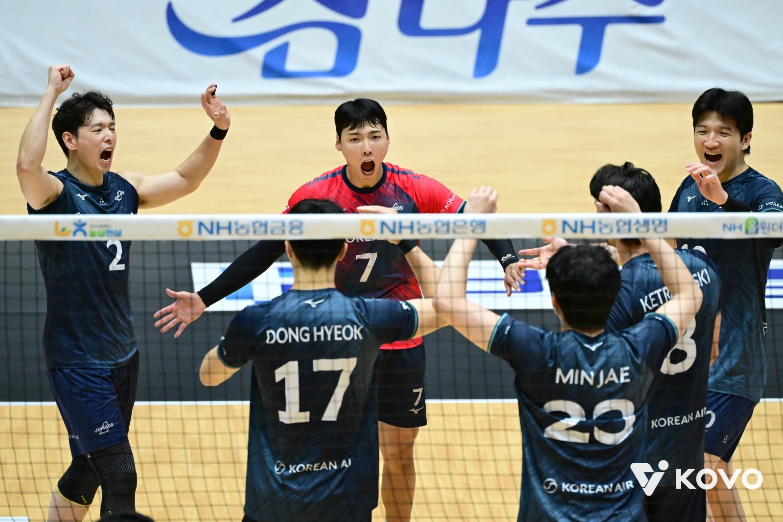 [SD 리뷰 in 여수] 대한항공, 헤난 감독 수술 이탈에도 KOVO컵 2연패 성공!…‘54득점 합작’ 케트진스키-김규민-정지석 ‘삼각편대’ 앞세워 현대캐피탈에 3-1 승리