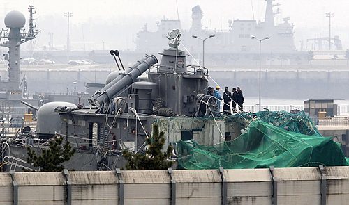 평택 해군2함대사령부에 도착한 천안함 함미에서 18일 민.군 합동조사단이 조사작업을 하고 있다. 평택=사진공동취재단