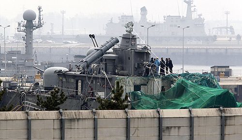 평택 해군2함대사령부에 도착한 천안함 함미에서 18일 민.군 합동조사단이 조사작업을 하고 있다. 평택=사진공동취재단