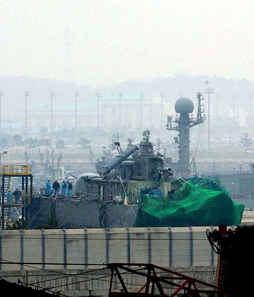 평택 해군2함대사령부에 도착한 천안함 함미에서 18일 민.군 합동조사단이 조사작업을 하고 있다. 평택=사진공동취재단