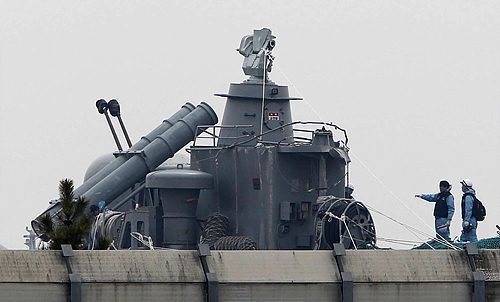 평택 해군2함대사령부에 도착한 천안함 함미에서 18일 민.군 합동조사단이 조사작업을 하고 있다. 평택=사진공동취재단