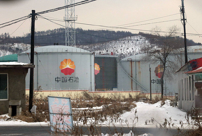 중국 랴오닝 성 단둥 시 외곽에 있는 ‘바싼유류저장소’. 북한으로 가는 석유는 대부분 이곳에서 압록강 밑으로 이어진 송유관으로 공급된다. 일반인의 접근이 금지되어 있다. 왼쪽 건물이 초소다. 단둥=변영욱 기자 cut@donga.com