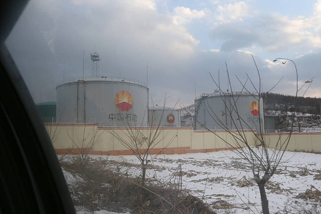 중국 랴오닝 성 단둥 시 외곽에 있는 ‘바싼유류저장소’. 북한으로 가는 석유는 대부분 이곳에서 압록강 밑으로 이어진 송유관으로 공급된다. 일반인의 접근이 금지되어 있다. 단둥=변영욱 기자 cut@donga.com