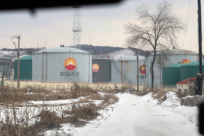 중국 랴오닝 성 단둥 시 외곽에 있는 ‘바싼유류저장소’. 북한으로 가는 석유는 대부분 이곳에서 압록강 밑으로 이어진 송유관으로 공급된다. 일반인의 접근이 금지되어 있다. 단둥=변영욱 기자 cut@donga.com