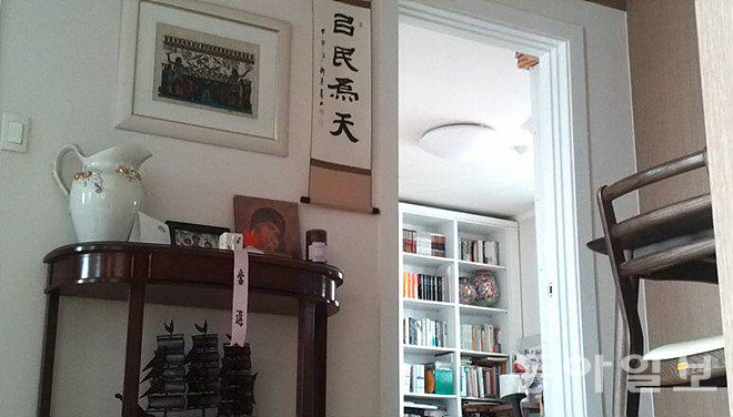 지난해 5월 31일 본보 취재팀이 서울 동작구 사당동 이석기 의원의 집을 찾았을 당시 벽면에는 ‘이민위천(以民爲天)’이란 글귀가 적힌 족자가 걸려 있었다 [동아일보DB]