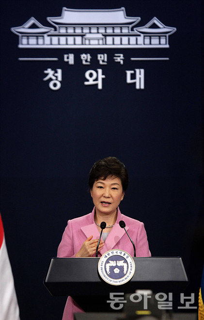 박근혜 대통령이 6일 오전 청와대 춘추관에서 열린 신년 구상 발표 및 내외신 기자회견을 하고 있다.