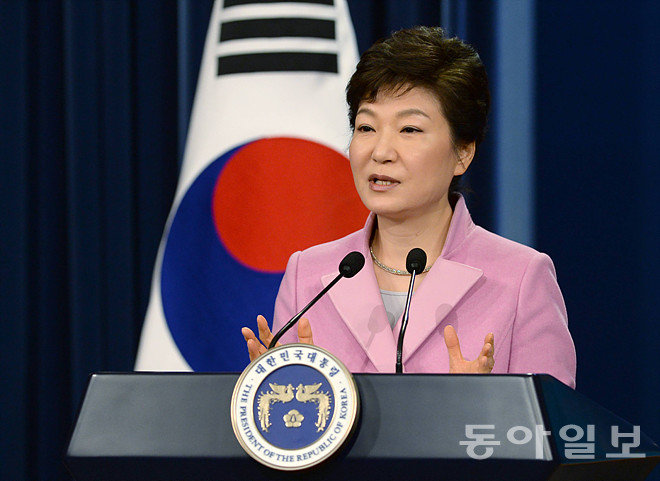 박근혜 대통령이 6일 오전 청와대 춘추관에서 열린 신년 구상 발표 및 내외신 기자회견을 하고 있다.