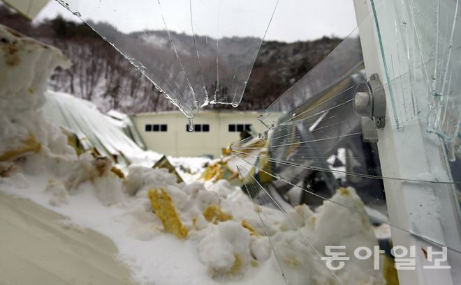 18일 오후 경주 마우나리조트 강당 붕괴 현장. 수색은 마친 상태지만 추가 붕괴 우려로 경찰이 통제하고 있다. 동아일보 양회성 기자