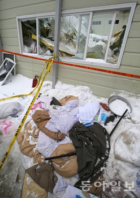 18일 오후 경주 마우나리조트 강당 붕괴 현장. 수색은 마친 상태지만 추가 붕괴 우려로 경찰이 통제하고 있다. 동아일보 양회성 기자