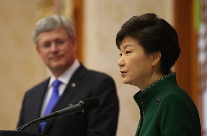 박근혜 대통령과 한국을 공식방문한 스티븐 하퍼 캐나다 총리가 11일 청와대에서 한-캐나다 FTA 타결을 발표하는 기자회견을 하고 있다. (사진= 청와대사진기자단)