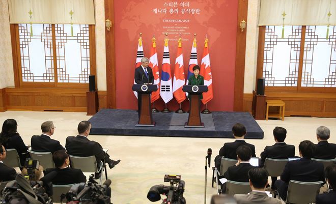 박근혜 대통령과 한국을 공식방문한 스티븐 하퍼 캐나다 총리가 11일 청와대에서 한-캐나다 FTA 타결을 발표하는 기자회견을 하고 있다. (사진= 청와대사진기자단)