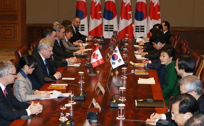박근혜 대통령과 한국을 공식방문한 스티븐 하퍼 캐나다 총리가 11일 청와대에서 한-캐나다 FTA 타결을 논의하는 확대 정상회담을 하고 있다. (사진= 청와대사진기자단)