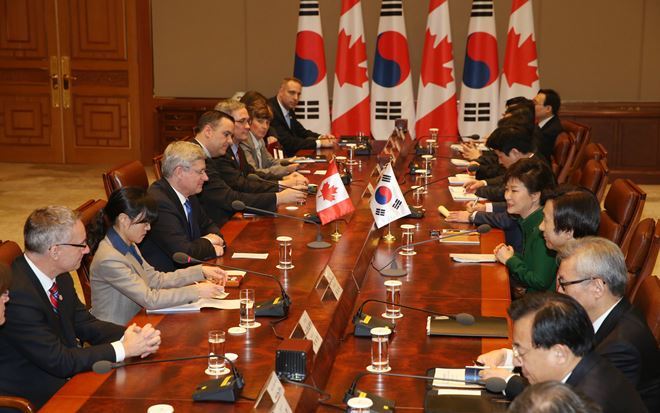 박근혜 대통령과 한국을 공식방문한 스티븐 하퍼 캐나다 총리가 11일 청와대에서 한-캐나다 FTA 타결을 논의하는 확대 정상회담을 하고 있다. (사진= 청와대사진기자단)