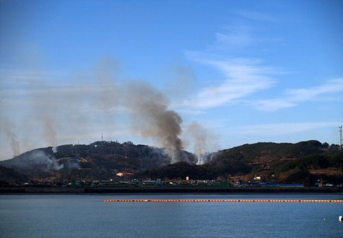 지난 2010년 11월 23일 오후 인천시 옹진군 연평도에 북한이 발사한 포탄 수십발이 떨어져 연평도 곳곳이 불타고 있다. 인천=연평도 여행객 제공