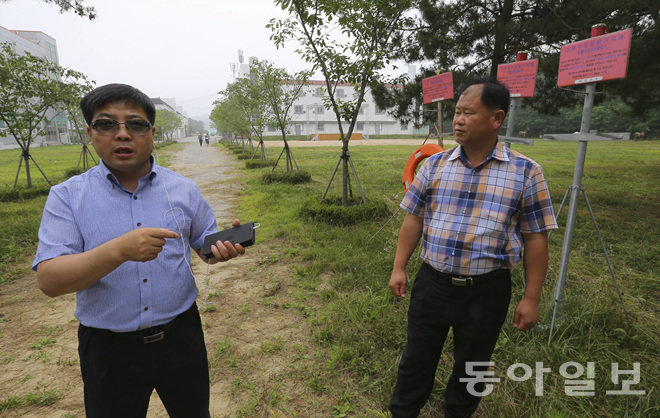 ‘태안 사설 해병대 캠프 참사’의 유족 이후식 씨(고 이병학 군 아버지·왼쪽)와 김영철 씨(고 김동환 군 아버지·오른쪽 앞)가 14일 사고 해변을 찾았다. 유족들은 “모래들이 움푹 파인 것은 인근 해수욕장으로 모래를 나르는 불법공사 때문에 생겼다”고 강조했다. 태안=원대연 기자 yeon72@donga.com