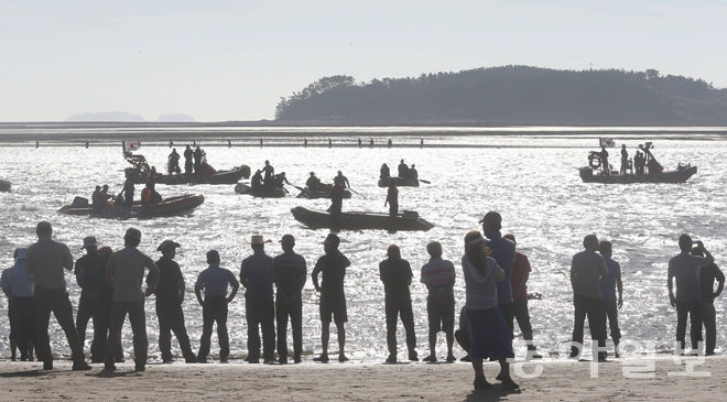 지난해 7월 18일 충남 태안군 백사장해수욕장에서 열린 사설 해병대 캠프에서 공주대 사범대 부설고 학생들이 바다에 빠져 실종된 뒤 대대적인 수색작업이 진행되고 있다. 동아일보DB
