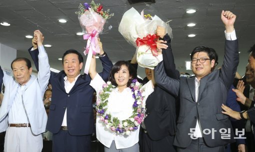 서울 동작을 재보선 선거에서 승리한 새누리당 나경원 당선인이 선거사무소에서 지지자들과 환호하고 있다. 원대연기자 yeon72@donga.com