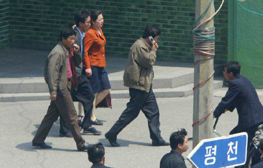 북한 평양 영광거리에서 한 주민이 휴대전화로 통화하며 걷고 있다. 동아일보DB