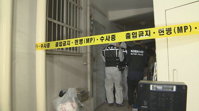 12일 오전 육군 28사단 관심병사 2명이 휴가 중 숨진 채 발견된 서울 동작구의 한 아파트에서 육군중앙수사단 요원들이 사건 현장 감식을 하고 있다. 두 시신은 육군수산단에 의해 국군병원으로 이송됐다. (사진= 채널A 제공)