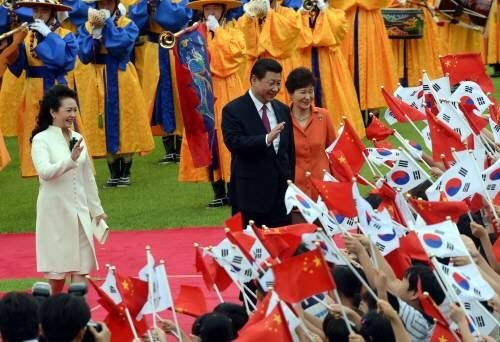 “韓-中은 오랜 친구” 박근혜 대통령(오른쪽)이 3일 국빈 방한한 시진핑 중국 국가주석과 함께 청와대 대정원에서 열린 공식환영식에서 태극기와 중국 국기를 흔드는 은평초등학교 학생들에게 환한 표정으로 화답하고 있다. 신원건 기자 laputa@donga.com