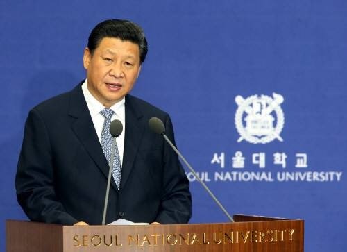 中주석 국내 첫 공개강연 시진핑 중국 국가주석이 4일 오전 서울대 글로벌공학교육센터 대강당에서 강연을 하고 있다. 중국 주석이 한국 대학에서 공개강연을 한 것은 이번이 처음이다. 칭화대 공정화학과 출신인 시 주석은 직접 서울대 공대 강연을 제안한 것으로 알려졌다. 장승윤　기자　tomato@donga.com