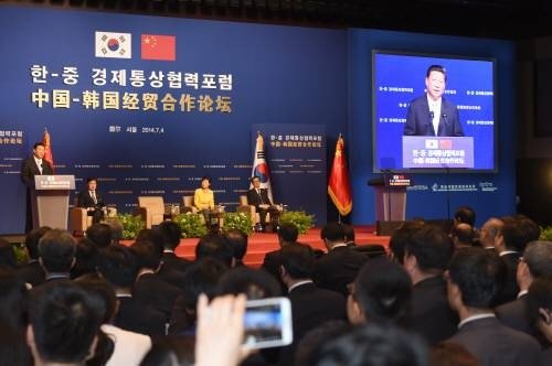 박근혜 대통령과 시진핑 중국 국가주석이 참석한 가운데 4일 서울 신라호텔에서 열린 \'\'한중 경제협력 포럼\'\'에서 시주석이 인사말을 하고 있다.