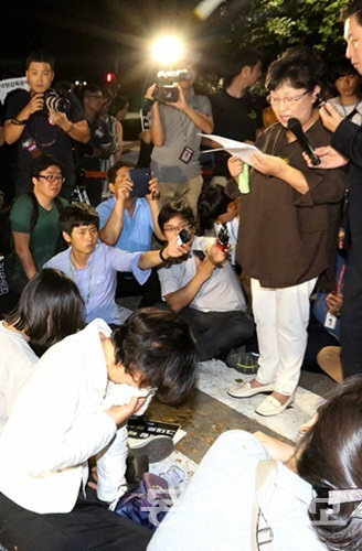 육군 28사단에서 가혹행위를 당해 숨진 윤모 일병의 어머니 안모 씨(오른쪽)가 8일 서울 용산구 국방부 정문 앞에서 아들에게 쓴 편지를 들고 손수건으로 눈물을 훔치고 있다. 안 씨가 “너를 잃고 살아가는 시간이 고통이고, 가슴으로 피눈물을 삼키며 살아간다”는 편지를 읽어 내려가자 듣고 있던 시민들도 함께 눈물을 흘렸다. 장승윤 기자 tomato99@donga.com