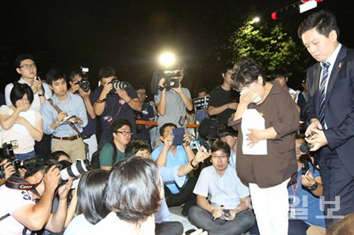 육군 28사단에서 가혹행위를 당해 숨진 윤모 일병의 어머니 안모 씨(오른쪽)가 8일 서울 용산구 국방부 정문 앞에서 아들에게 쓴 편지를 들고 손수건으로 눈물을 훔치고 있다. 안 씨가 “너를 잃고 살아가는 시간이 고통이고, 가슴으로 피눈물을 삼키며 살아간다”는 편지를 읽어 내려가자 듣고 있던 시민들도 함께 눈물을 흘렸다. 장승윤 기자 tomato99@donga.com